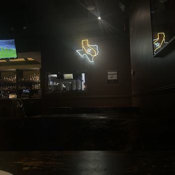 Bludso's BBQ - Decor and bar on the left - Barbeque Near Me - Los Angeles, California