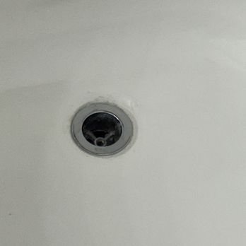 Golden Touch Cleaners - The master bathroom's tub had not been cleaned - Laundry Services Near Me - Chicago, Illinois