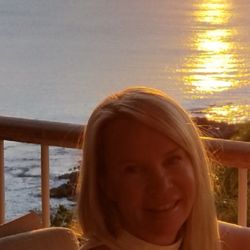 Darlene Designs - Aloha from Oahu, livin the dream! But, the rest of the time I'm making clients look their best. Hair is a passion of mine.