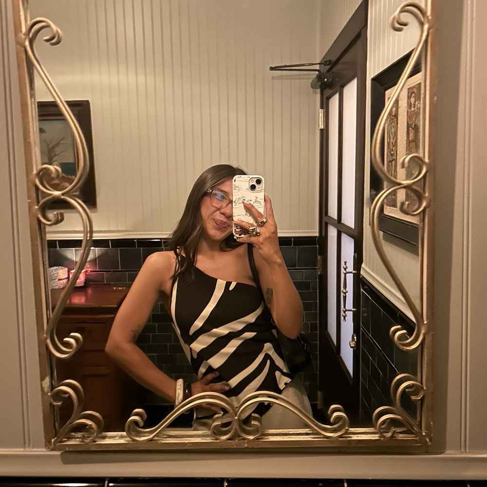 Bacari - Cute bathroom ! LOVE when a restaurant continues to have a vibe in the bathroom!! WHERE DO YOU THINK IM TAKING A SELFIE!?! - Mediterranean Near Me - Long Beach, California
