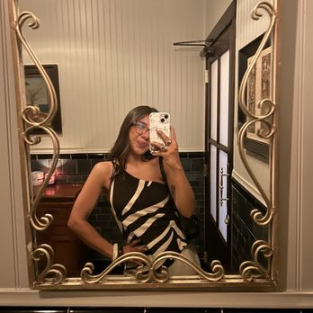 Bacari Long Beach - Cute bathroom ! LOVE when a restaurant continues to have a vibe in the bathroom!! WHERE DO YOU THINK IM TAKING A SELFIE!?! - Mediterranean Near Me - Long Beach, California