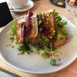 Wally's Coffee - Avocado toast avec bacon (modifié à l'original : sans œuf, sans feta et sans pousses de radis)