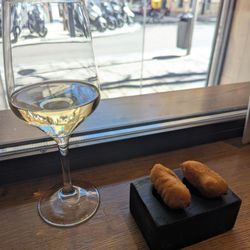 Arima - Glass of txakoli, croquetas de chorizo