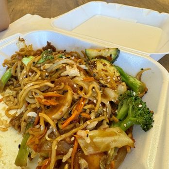 Yami Yaki - Make your own bowl service and food are excellent I'm coming back soon  I super recommend this place - Teppanyaki Near Me - Los Angeles, California