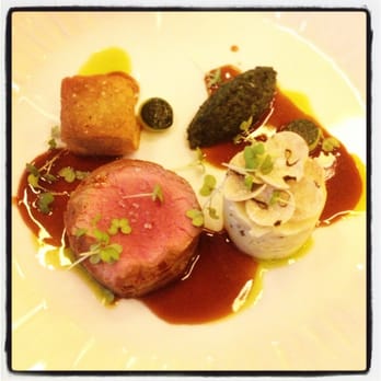 Feitoria Restaurant & Wine Bar - Fillet of veal, parsnip purée, creamed parsley, fried sweetbread and veal jus. - Portuguese Near Me - Lisboa, 20