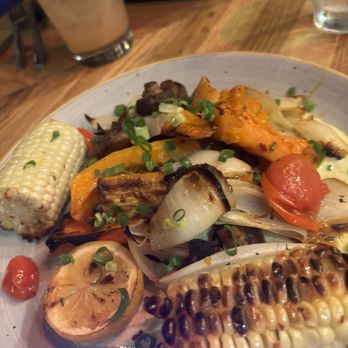 Moku Kitchen - Veggie plate - Cocktail Bars Near Me - Honolulu, Hawaii