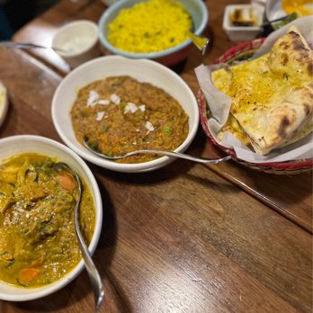 Dancing Yak - Turmeric rice, curry, Garlic Naan - Himalayan/Nepalese Near Me - San Francisco, California