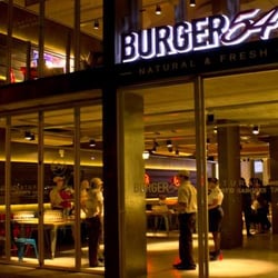 Burger 54 - El local visto desde afuera.