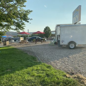 Silver Sage Inn - Food truck and picnic area by the parking lot - Hotels Near Me - Moab, Utah