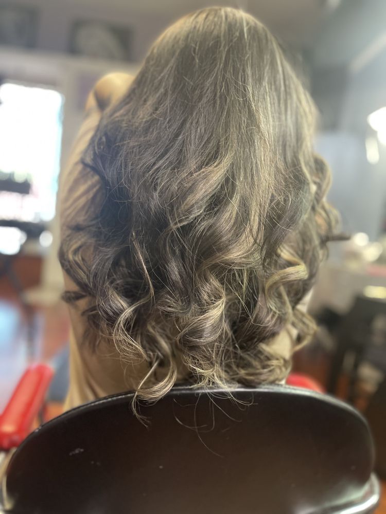 The Barberia Beauty Salon Logo