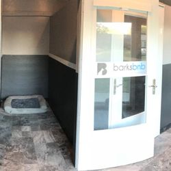 Barksbnb - 4 x 8 foot dog suites