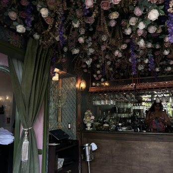 Cobi's - Inside bar when you enter, the flowers were so gorgeous and great decor - Indian Near Me - Santa Monica, California Cobi's - Inside bar when you enter, the flowers were so gorgeous and great decor - Indian Near Me - Santa Monica, California