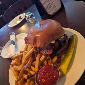 Gossip Bar & Restaurant - burger - Irish Pub Near Me - New York, New York