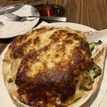 Castelli's Restaurant at 255 - Fettuccine Alfredo with grilled chicken and broccoli - Italian Near Me - Alton, Illinois