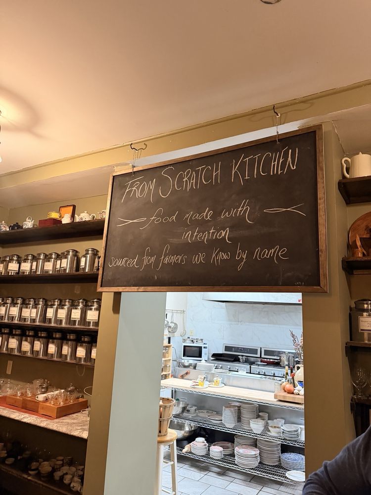 Loka Leaf Tea Lounge Logo