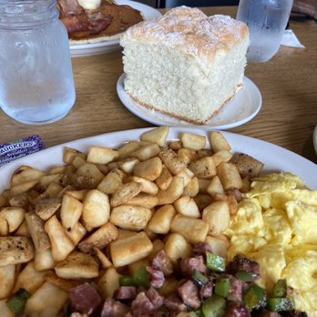 Mr T's Family Cafe - Corned beef Haas with pan fried potatoes, scrambled eggs, and biscuit - Breakfast & Brunch Near Me - Mount Vernon, Washington