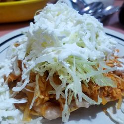 Pozoleria Roger - Tostada de pollo de tinga