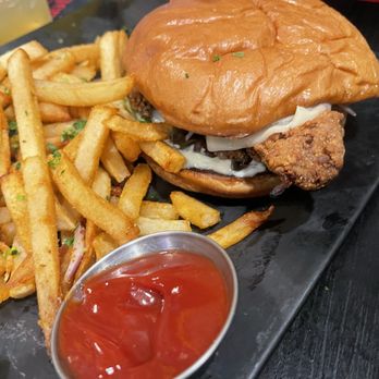 Eugene's Restaurant - Chicken Sandwich - Bars Near Me - Los Angeles, California Eugene's Restaurant - Chicken Sandwich - Bars Near Me - Los Angeles, California