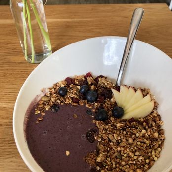 Communitea Cafe - Hemp berry smoothie bowl - Gluten-Free Near Me - Canmore, Alberta