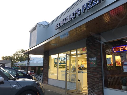 Leonardo's Pizza by null