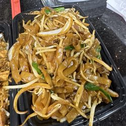 B6. Beef Chow Fun