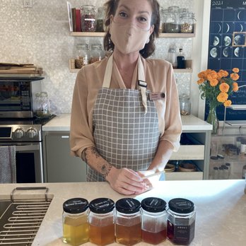 Inn at Moonlight Beach - Heather leads the honey tasting and infusions - Bed & Breakfast Near Me - Encinitas, California Inn at Moonlight Beach - Heather leads the honey tasting and infusions - Bed & Breakfast Near Me - Encinitas, California