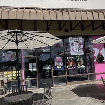 Baskin-Robbins - Exterior, along with cute, patio seating. - Ice Cream & Frozen Yogurt Near Me - Glendale, California
