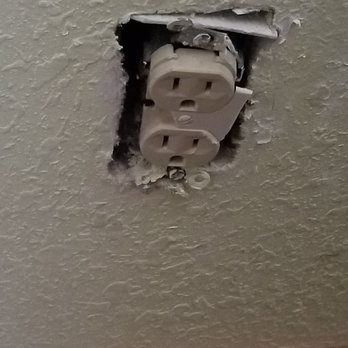 Oceanfront Lodge - Behind futon, not safe at all - Hotels Near Me - Crescent City, California