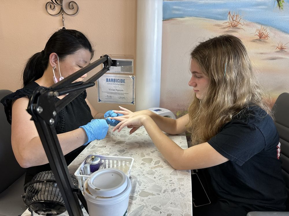Vivian Spa & Nails Logo