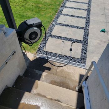 Elbow Grease Window Cleaning - Rags left.  Didn't recoil hose ( its retractable and not hard tomdo). - Window Washing Near Me - Carlsbad, California