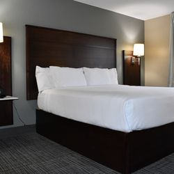 Cobblestone Inn & Suites - Single King Guestroom
