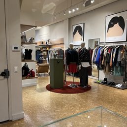 So many amazing finds at The RealReal. I love thrifting but this is luxury thrifting at its very best. Clothes, bags, jewelry, yum!