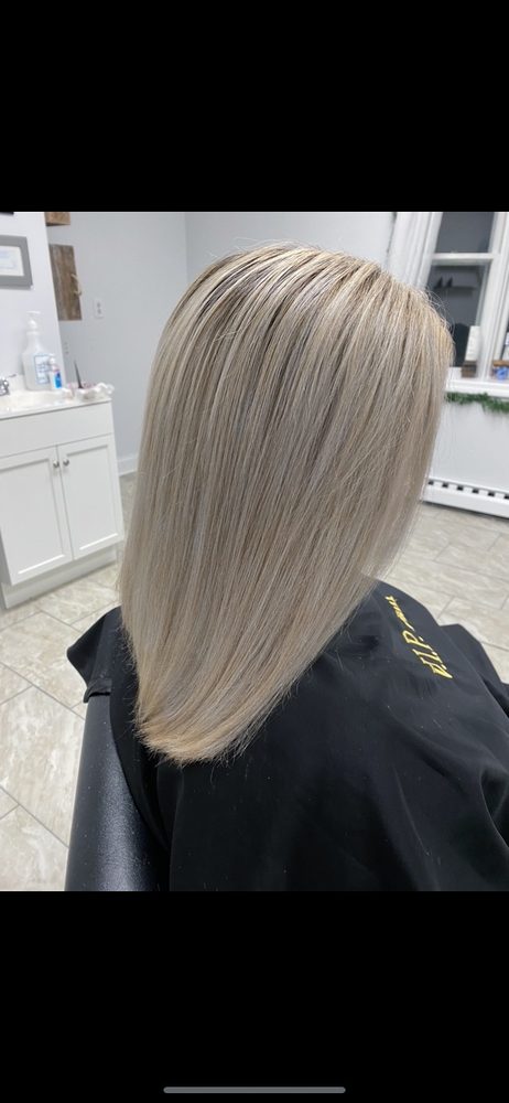 V.I.P. Hair Logo