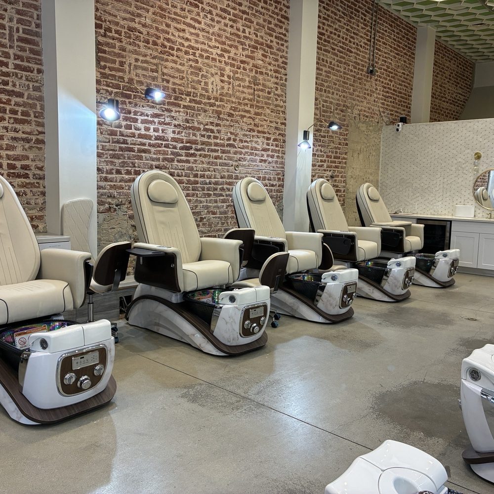 Beautiful new chairs that offer great massage. Beautiful new chairs that offer great massage.