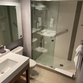 Hyatt Place Eugene/Oakway Center - Modern, clean lines, no stray hairs lol - Hotels Near Me - Eugene, Oregon