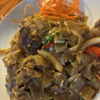 26 Thai Kitchen & Bar - Perimeter - Drunken noodles with beef and chicken - Thai Near Me - Dunwoody, Georgia 26 Thai Kitchen & Bar - Perimeter - Drunken noodles with beef and chicken - Thai Near Me - Dunwoody, Georgia
