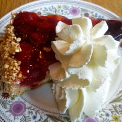 Cafe Sprenger - Himbeerkuchen mit Schlag