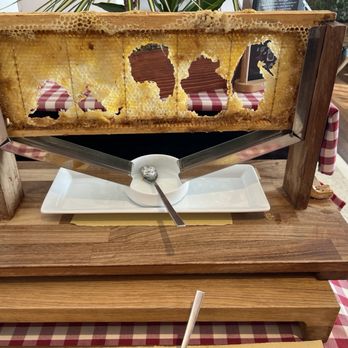 JW Marriott Venice Resort & Spa - Look at this display of honey from a bee hive - Hotels Near Me - Venice, RM JW Marriott Venice Resort & Spa - Look at this display of honey from a bee hive - Hotels Near Me - Venice, RM