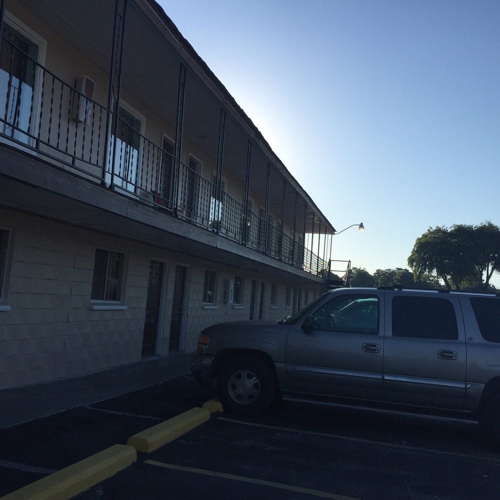 Budget Inn - Quiet, simple and SUPER convenient to Joplin! 20-25 minutes to get to places off Ridgeline Road. - Hotels Near Me - Neosho, Missouri Budget Inn - Quiet, simple and SUPER convenient to Joplin! 20-25 minutes to get to places off Ridgeline Road. - Hotels Near Me - Neosho, Missouri