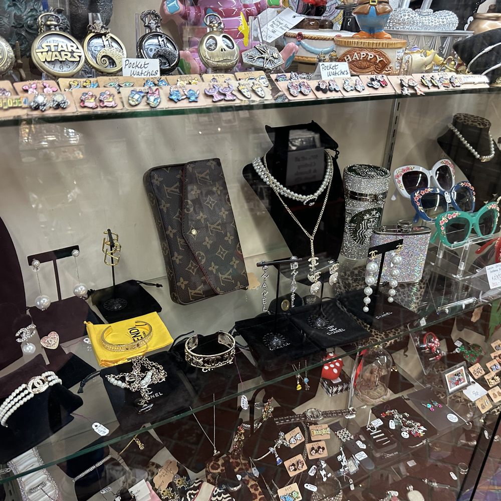 Fourth Street Antiques - Antiques Near Me - Temecula, California Fourth Street Antiques - Antiques Near Me - Temecula, California