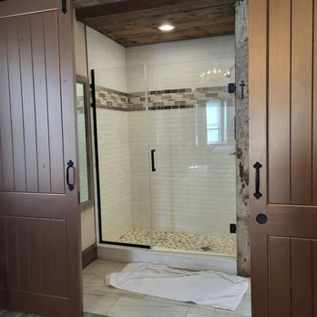Eaglescape Suites - Beautiful large tiled shower - Hotels Near Me - Miles City, Montana