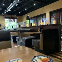 BJ's Restaurant & Brewhouse - Dining area