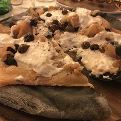 Beato Te Milano - Pizza Naomi: €16 Impasto al carbone vegetale, salmone affumicato, burrata, olive