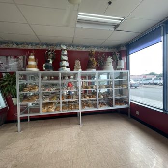 Gigante Bakery - Inside look - Bakeries Near Me - Bolingbrook, Illinois