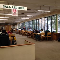 Biblioteca Municipal de Providencia Mauricio Litvak - Segundo piso lleno de estudiantes de derecho estudiando para el examen de grado.