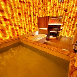 The Breathing Rooms - Our Oasis Room with Himalayan Mineral Bath, Cold Plunge Pool and Infrared Sauna