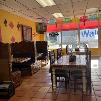 La Mexicana Restaurante - Dining area - Mexican Near Me - Indiantown, Florida La Mexicana Restaurante - Dining area - Mexican Near Me - Indiantown, Florida