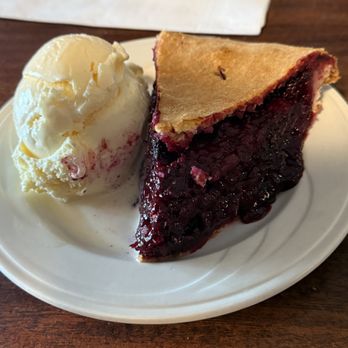 Duarte's Tavern - Boysenberry pie with vanilla ice cream - American Near Me - Pescadero, California