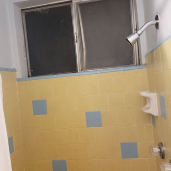 Lakeview Motel - Bathroom with a broken screen & window - Hotels Near Me - Lake Isabella, California