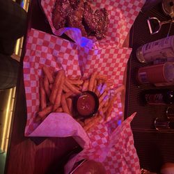 Inglewood Lounge - Wings, Fries, Cheeseburger